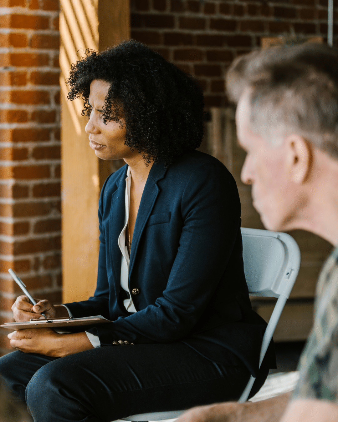 Person talking with a therapist during an anxiety therapy session focused on personalized anxiety counseling.